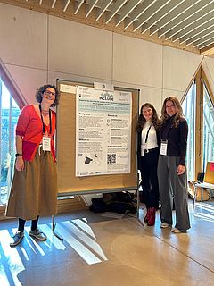 [Translate to English:] Anja Frei, Sarah Koch und Sierra Arn mit dem INCLUDE Poster