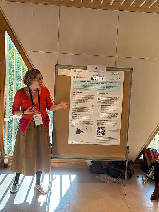[Translate to English:] Bild: Sarah Koch erklärt das INCLUDE Projekt