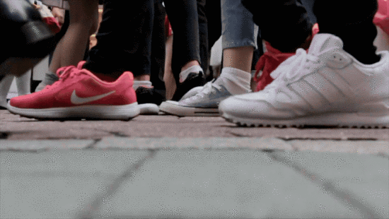 Video mit gehenden Menschen und der Aufschrift "Willkommen bei INCLUDE"