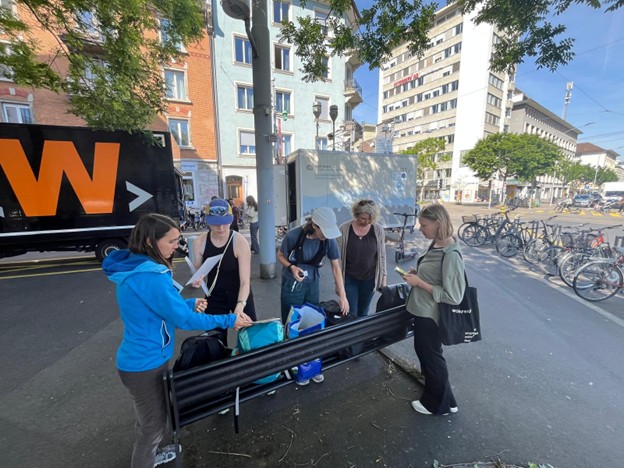 Larissa Hänsli, Sierra Arn, Noemie Marti, Barbara Bichsel von Arb und Carine Biwer bereiten die Geräte für die Spaziergänge in Wiedikon vor.
